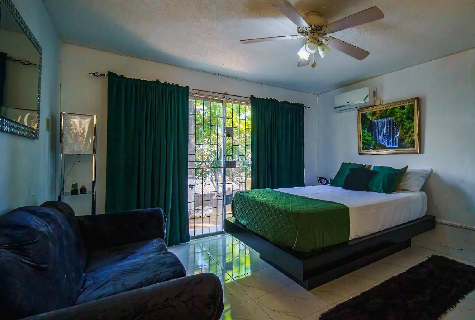 Fiwi-Own Chelsea Manor, Kingston Apartment